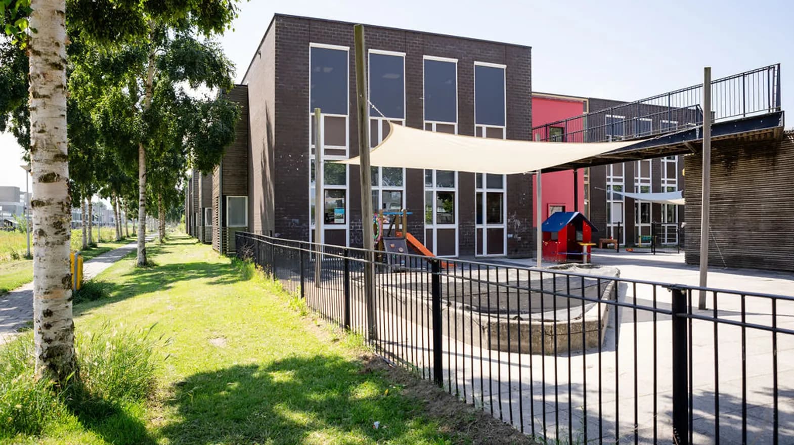 Buitenruimte van KDV Schoolwoningen, Kind&co ludens