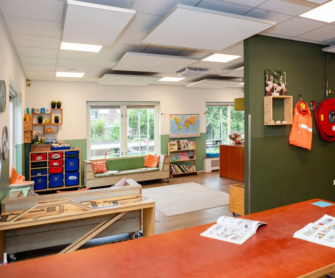 Verschillende speelhoeken in de groepsruimte van buitenschoolse opvang de Boog, kinderopvang Kind&co Ludens