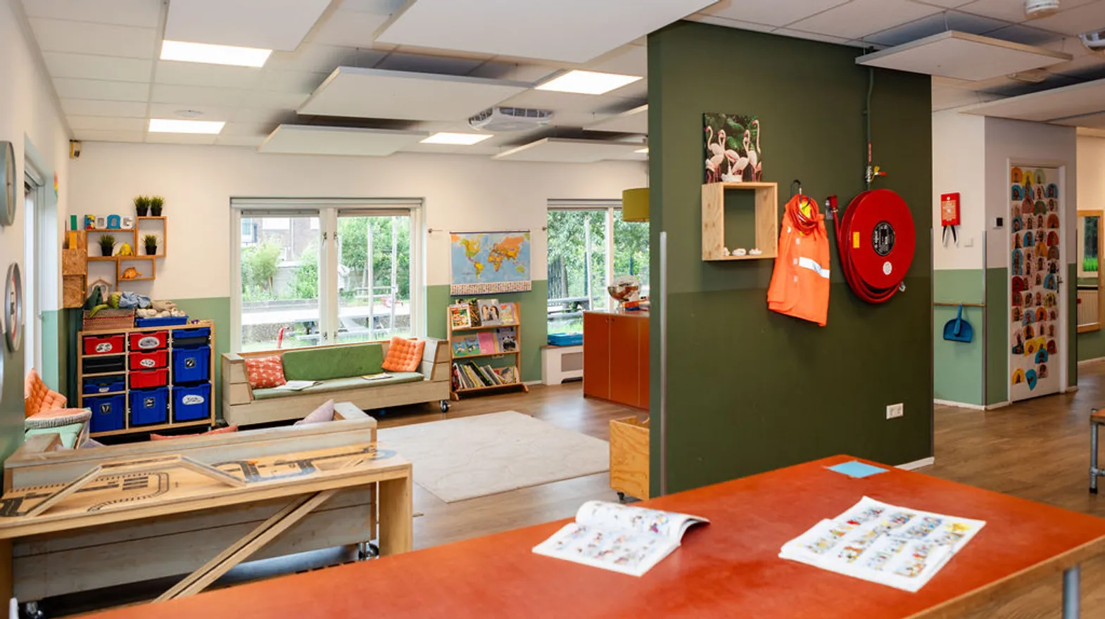 Verschillende speelhoeken in de groepsruimte van buitenschoolse opvang de Boog, kinderopvang Kind&co Ludens