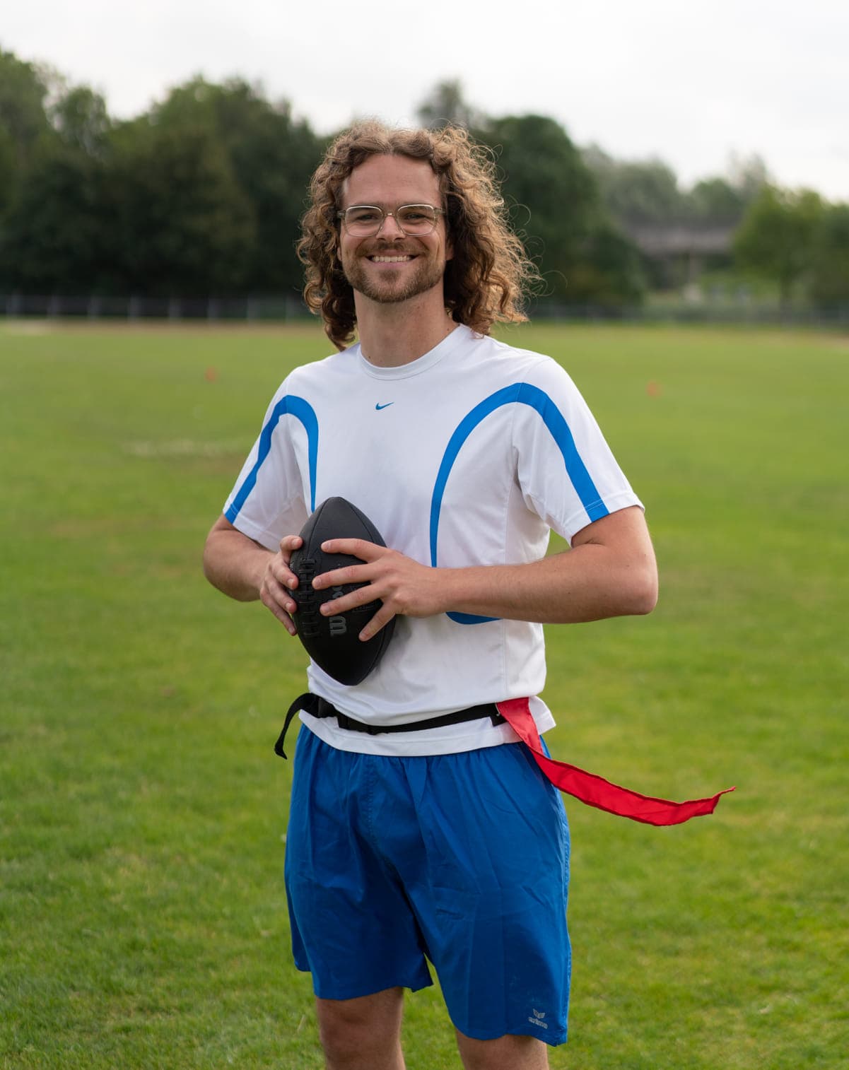 Collega op een sportveld op de BSO