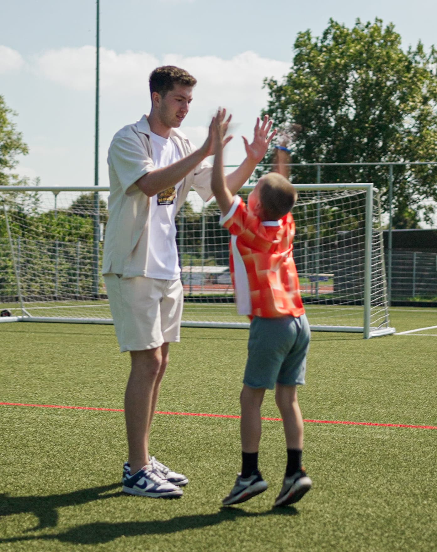 Sporten en highfiven met kinderen op de BSO