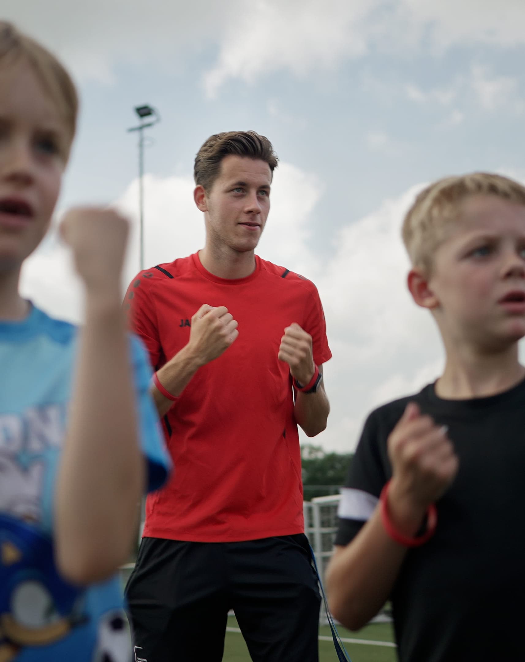 Collega en kinderen sporten samen op de BSO