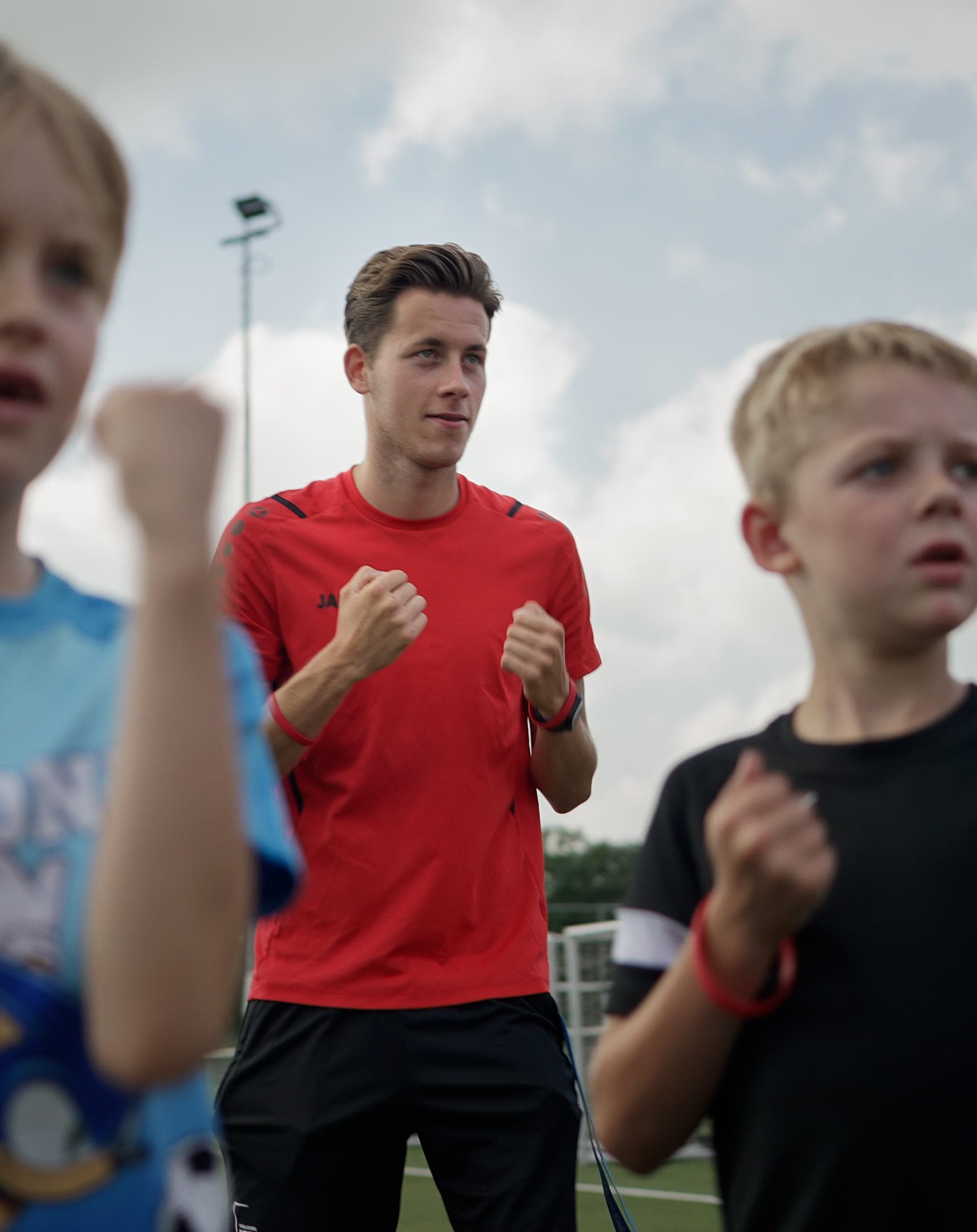 Collega en kinderen sporten samen op de BSO