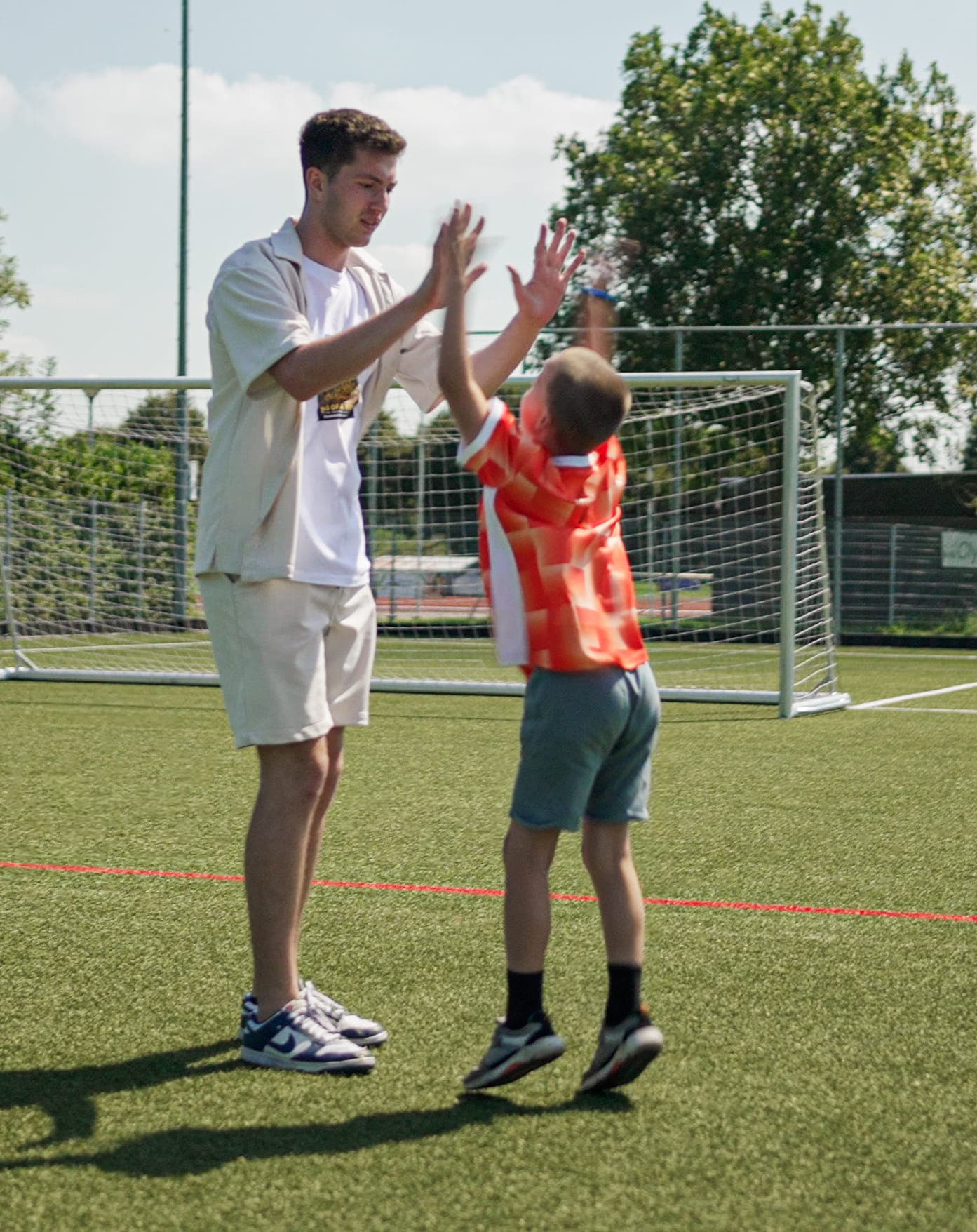 Sporten en highfiven met kinderen op de BSO