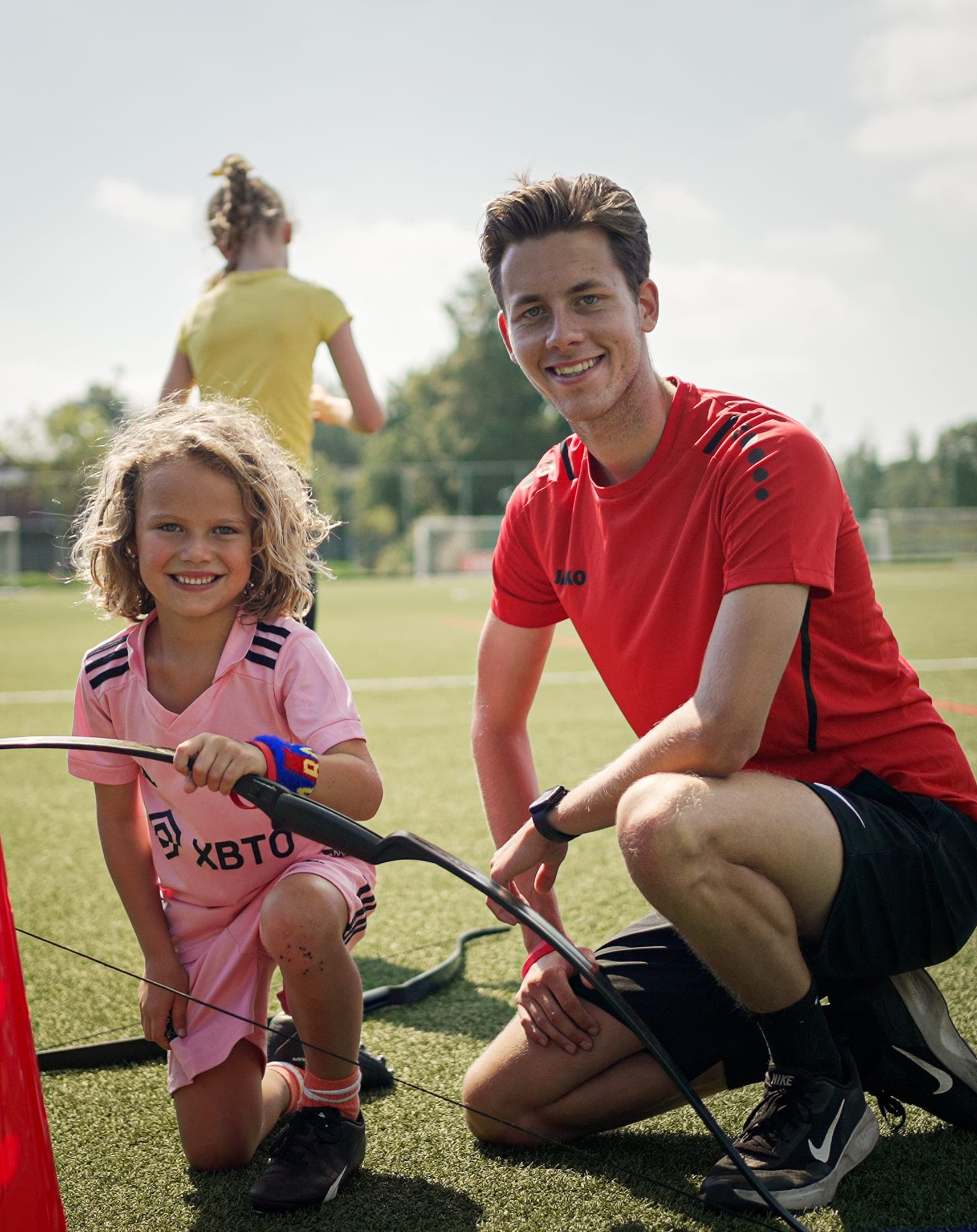 Collega en kind sporten samen op de BSO