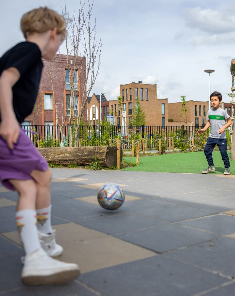 Kinderen voetballen bij kinderopvang Kind&co ludens