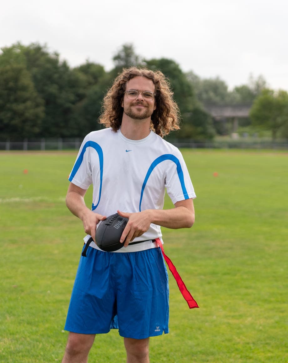Collega op een sportveld op de BSO