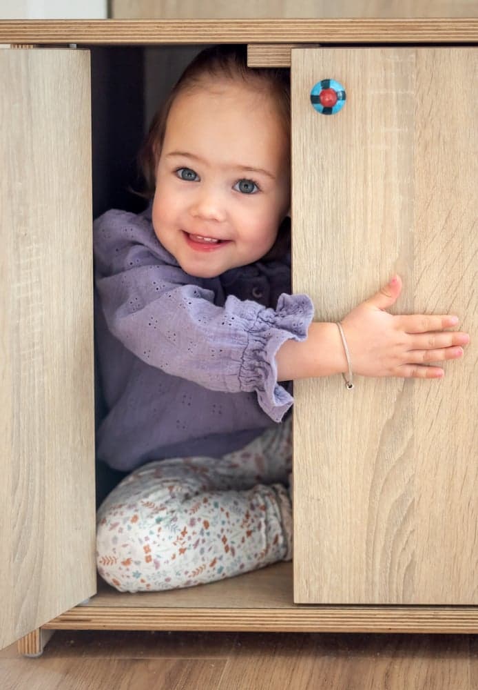 Kind speelt kiekeboe bij kinderopvang Kind&co ludens