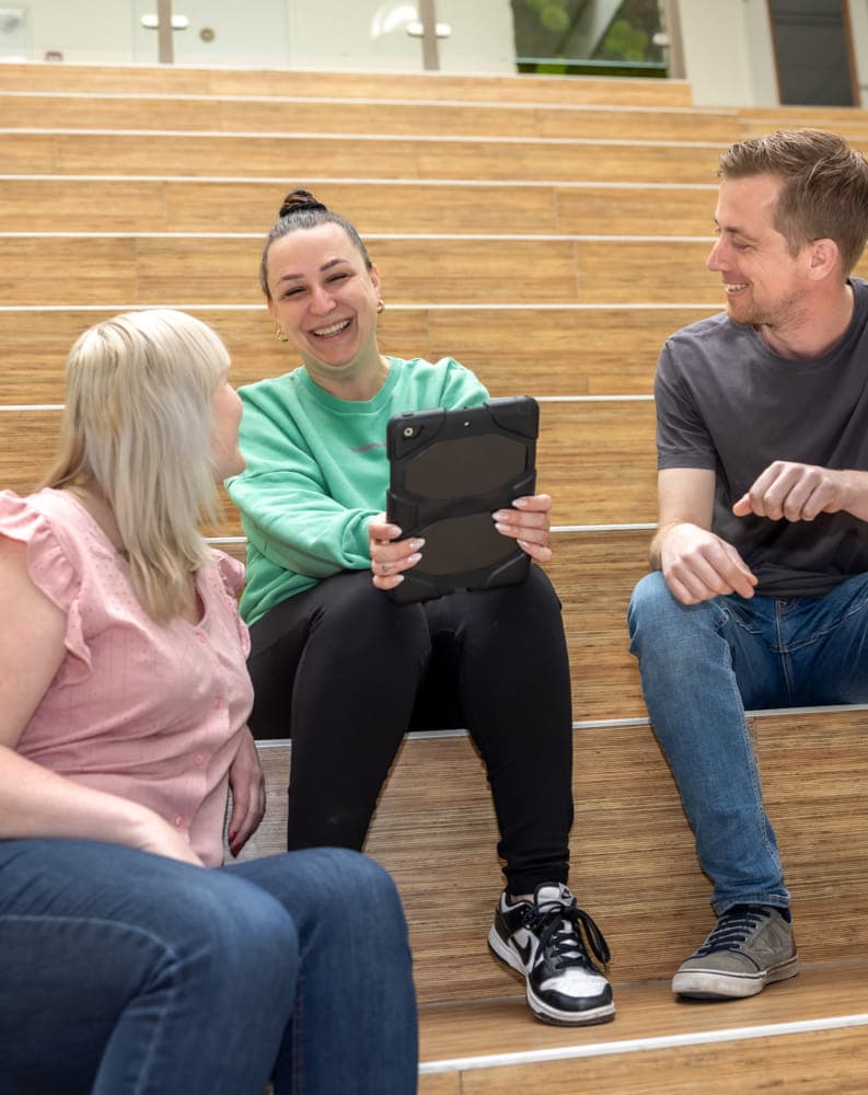 Pedagogisch medewerkers in overleg bij kinderopvang Kind&co ludens