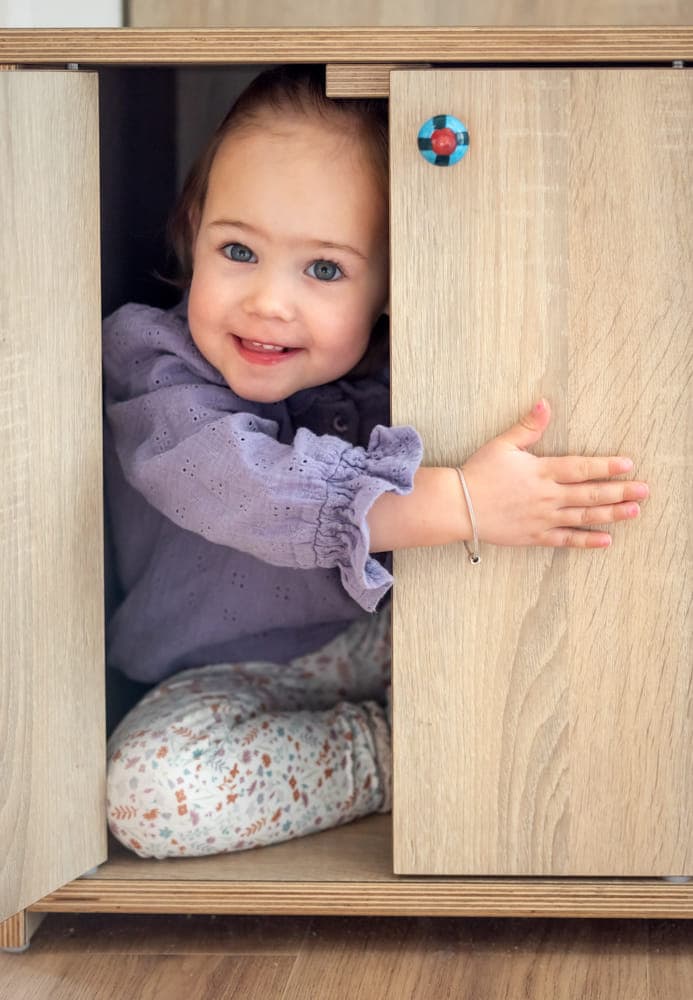 Kind speelt kiekeboe bij kinderopvang Kind&co ludens