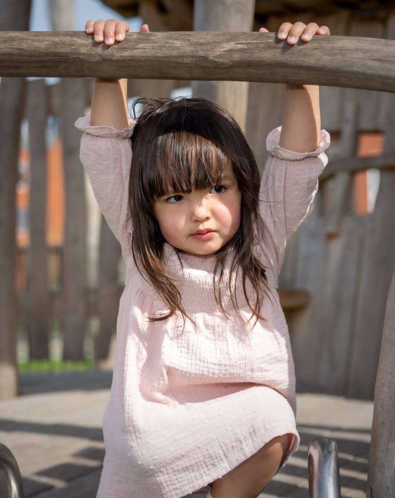 Kind speelt buiten bij kinderopvang Kind&co ludens