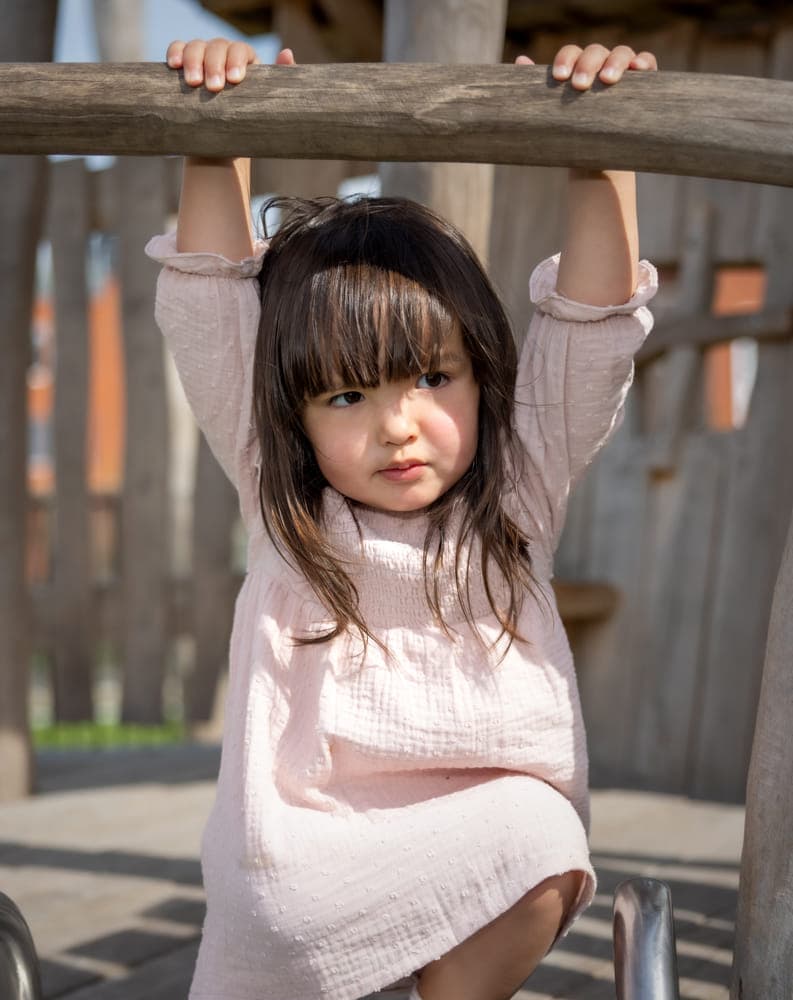 Kind speelt buiten bij kinderopvang Kind&co ludens