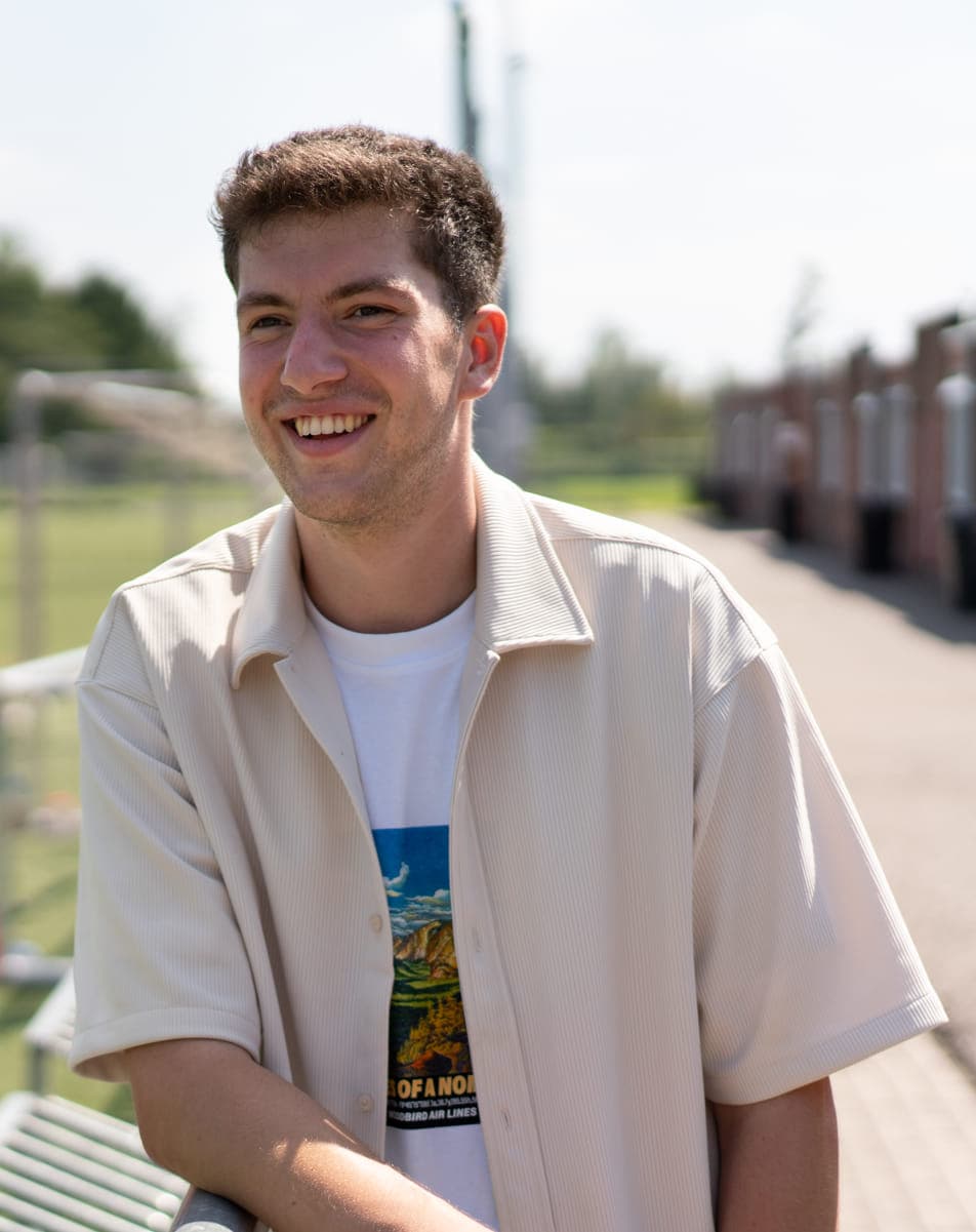 Collega op een sportveld op de BSO