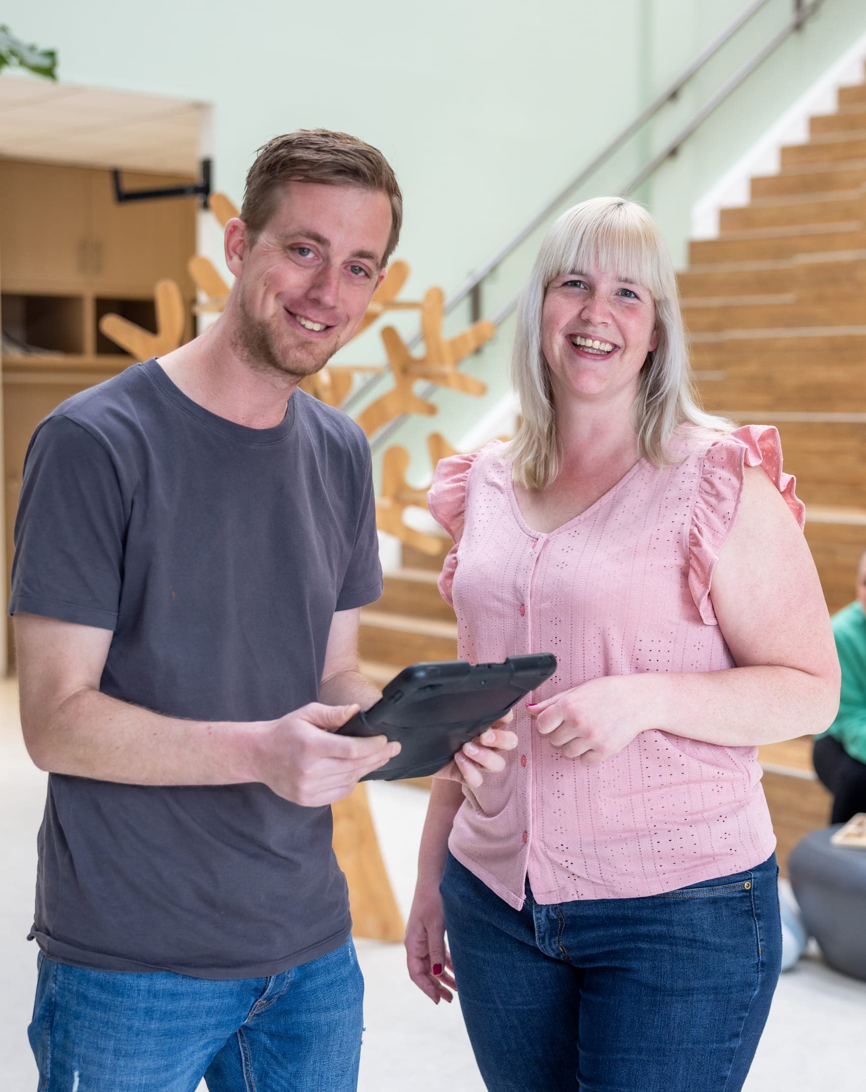 collega's samen op de iPad bij kinderopvang Kind&co ludens