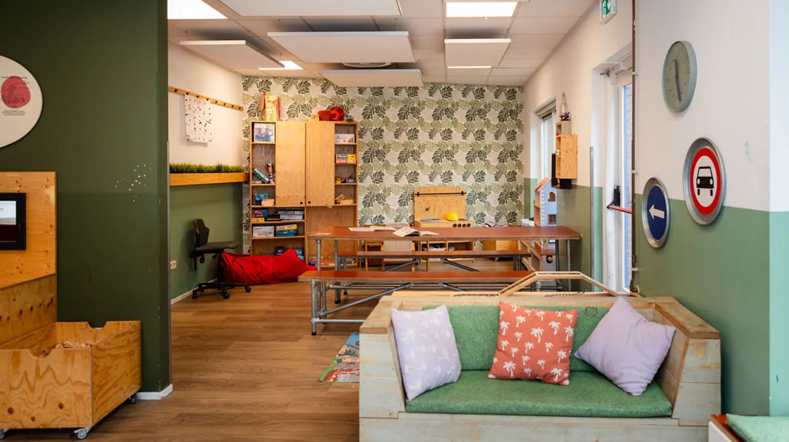 Verschillende speelhoeken in de groepsruimte van buitenschoolse opvang de Boog, kinderopvang Kind&co Ludens