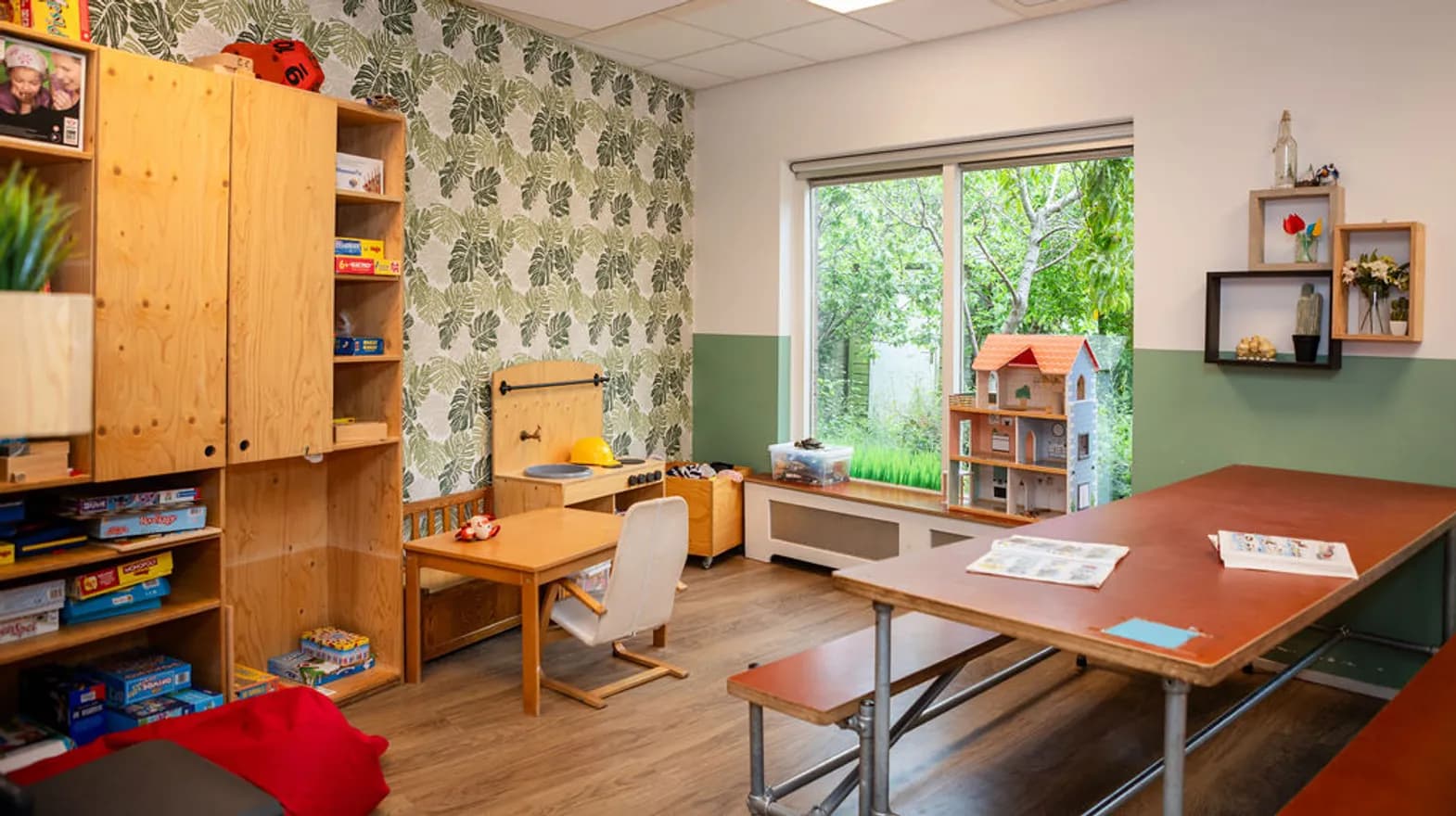 Verschillende speelhoeken in de groepsruimte van buitenschoolse opvang de Boog, kinderopvang Kind&co Ludens