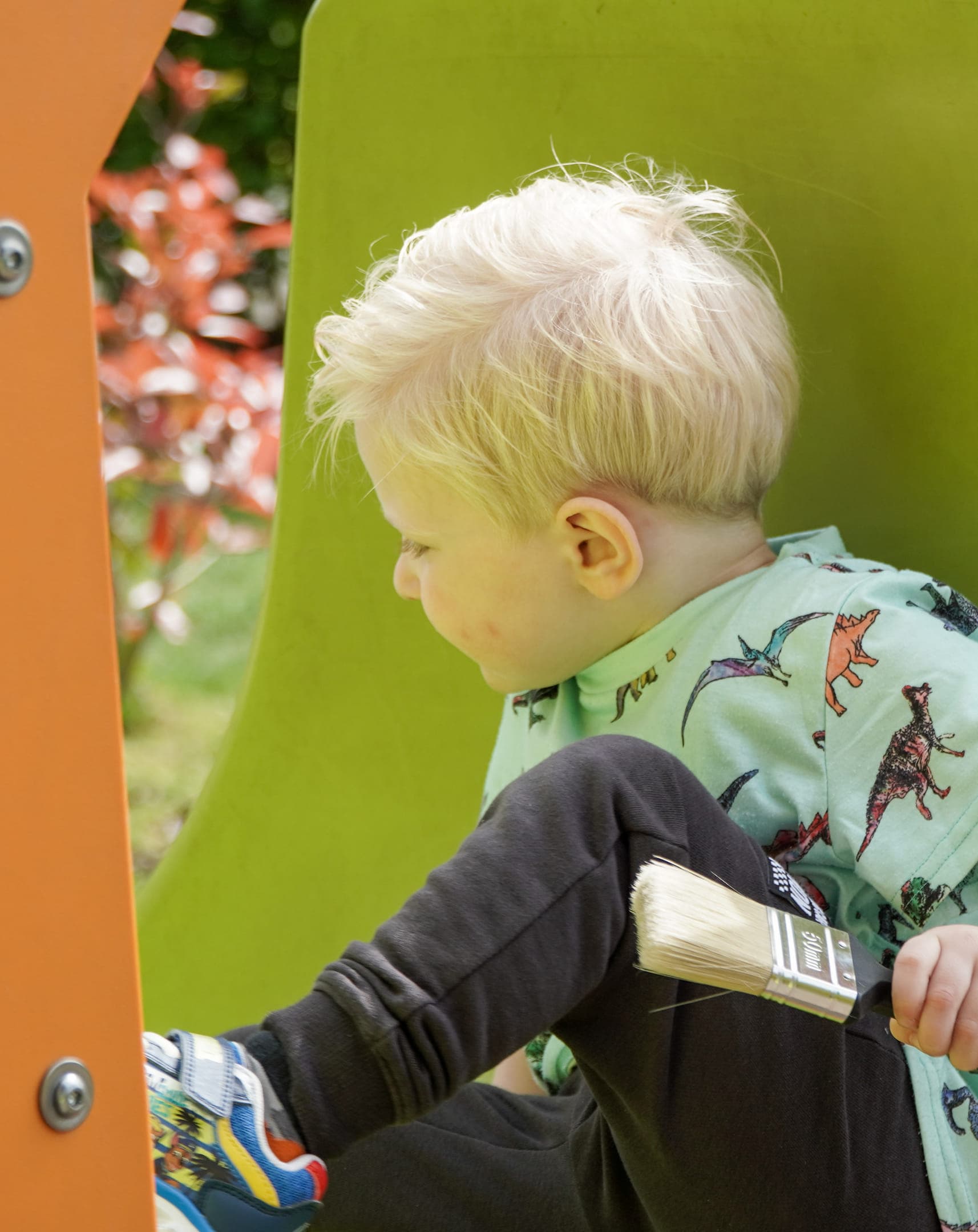 Kind speelt buiten op speeltoestel bij gastouder van kinderopvang Kind&co ludens