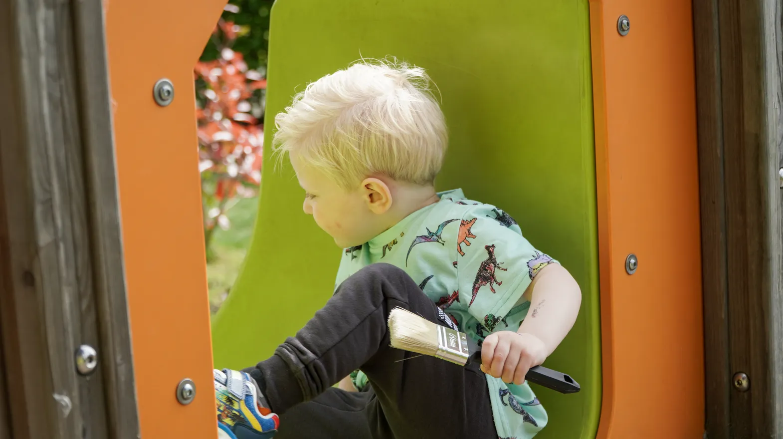 Kind speelt buiten op speeltoestel bij gastouder van kinderopvang Kind&co ludens
