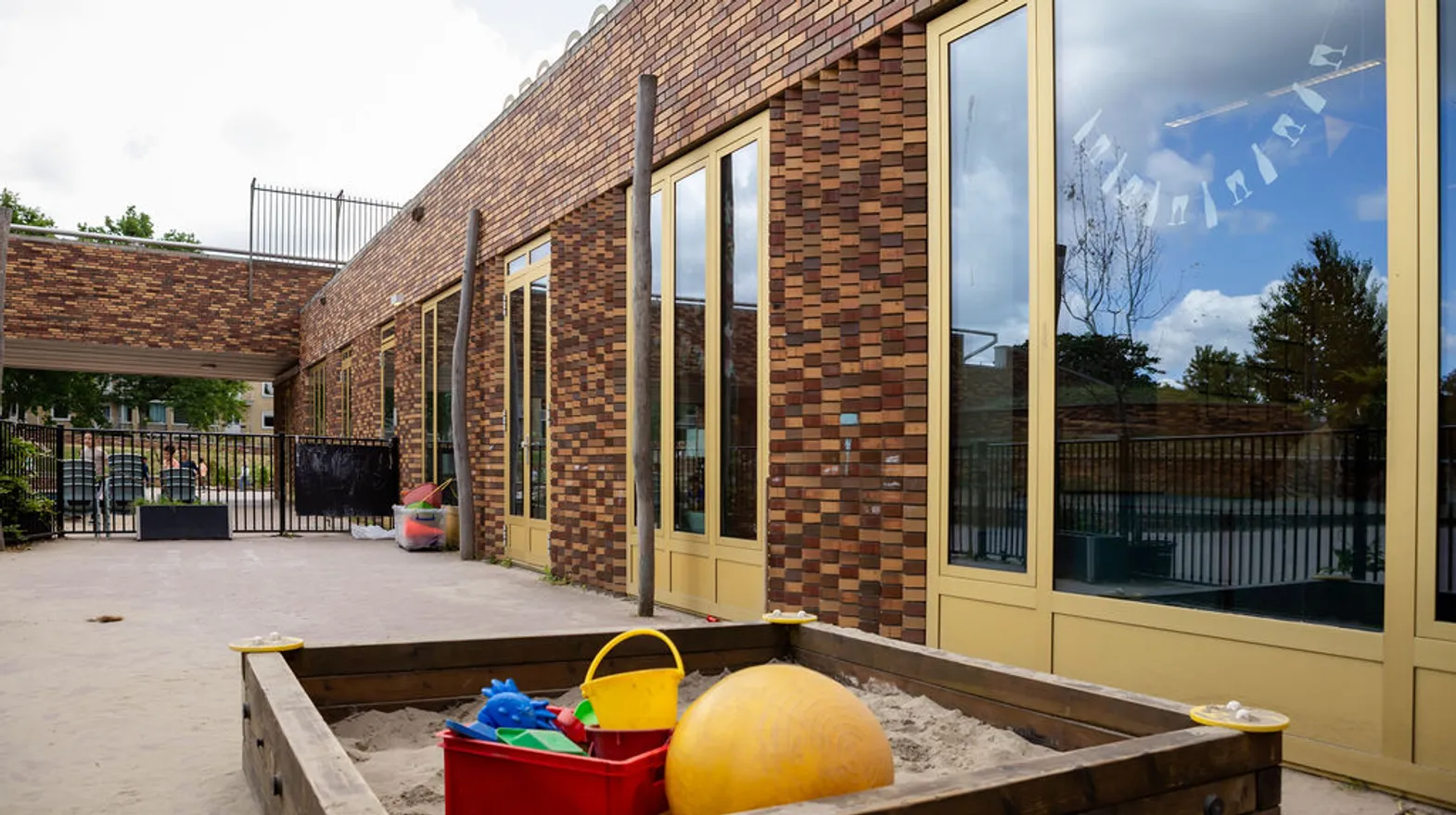 De buitenruimte van peuteropvang Dreumes Dribbel, kinderopvang Kind&co Ludens
