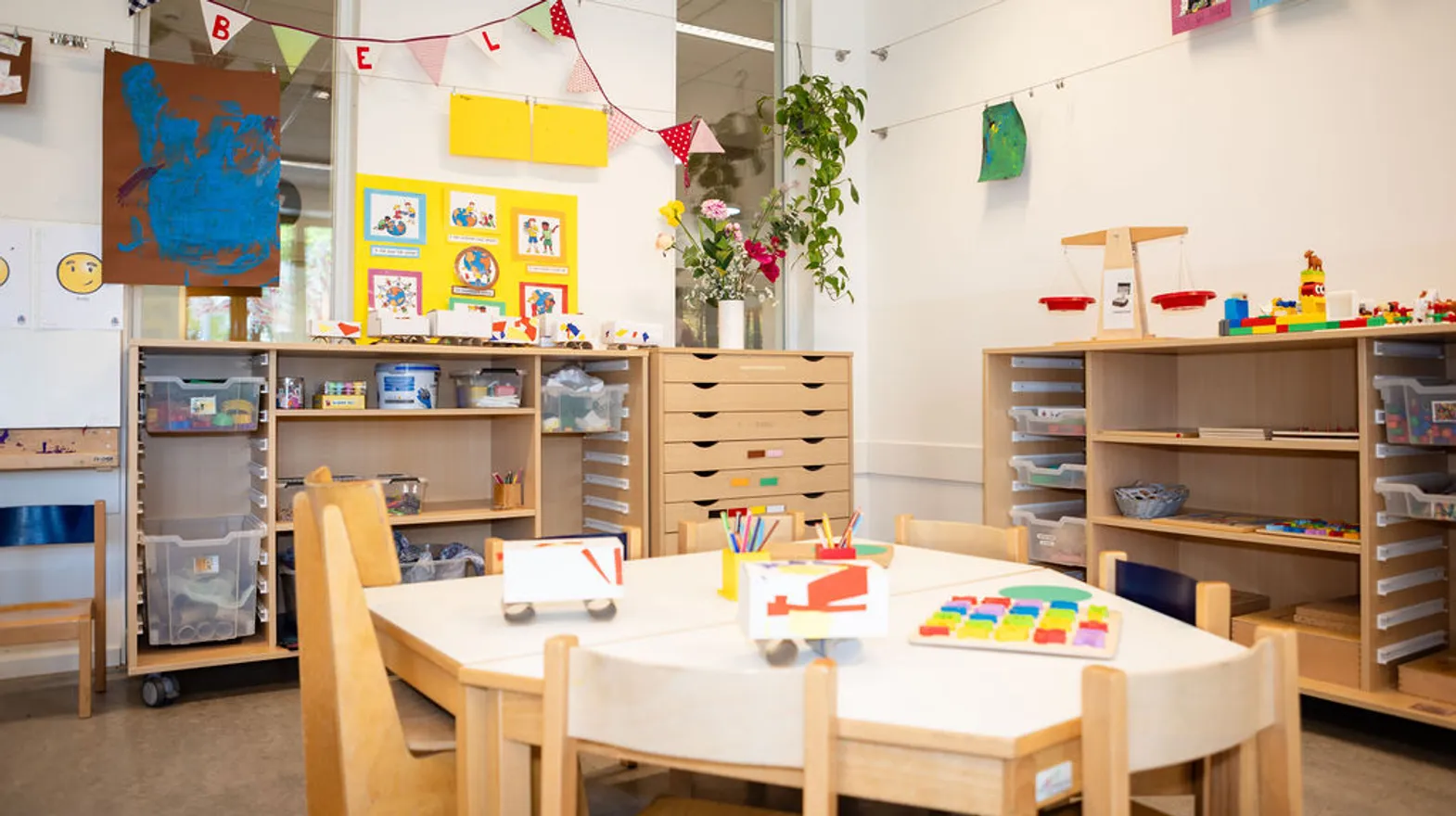 De groepsruimte met verschillende speelmogelijkheden bij peuteropvang Dreumes Dribbel, kinderopvang Kind&co Ludens
