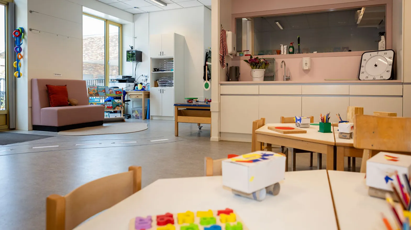 De groepsruimte met verschillende speelhoeken bij peuteropvang Dreumes Dribbel, kinderopvang Kind&co Ludens
