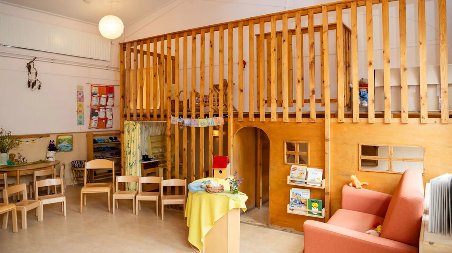De groepsruimte met klim en glijtoestel bij Oog in Al bij kinderopvang Kind&co Ludens