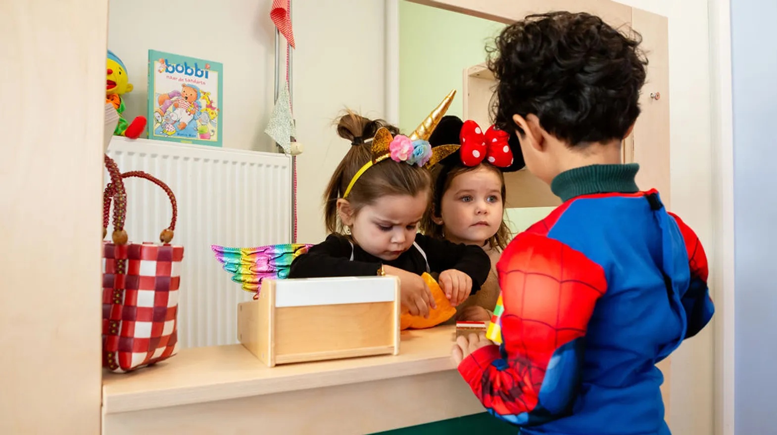 Kinderen spelen winkeltje bij peutergroep Piraatjes, Kind en co ludens