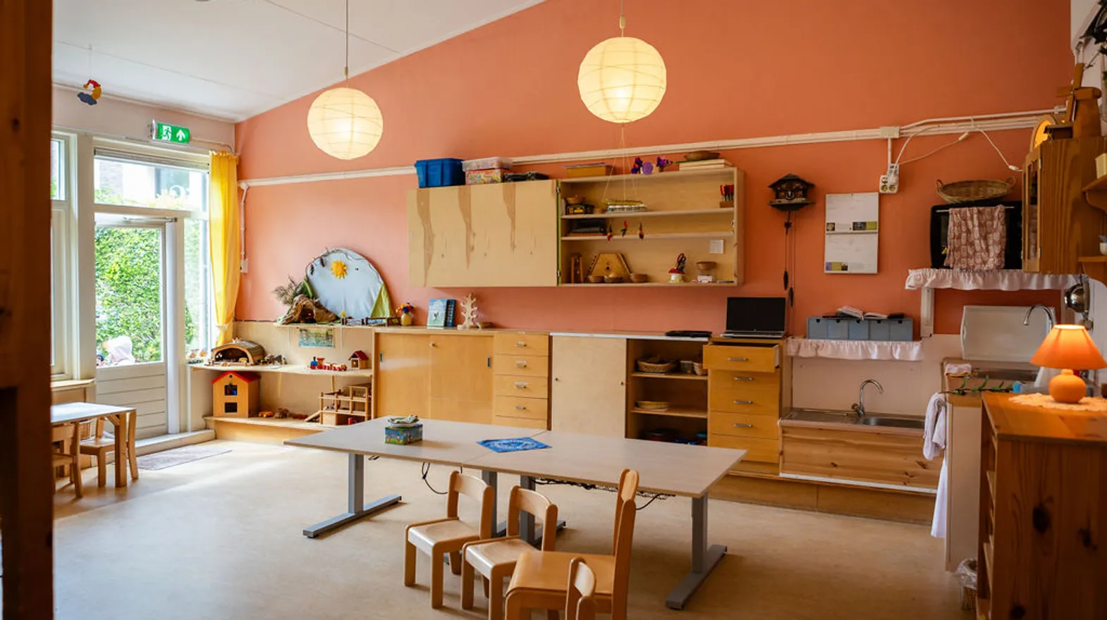 De groepsruimte met verschillende speelhoeken bij Oog in Al bij kinderopvang Kind&co Ludens