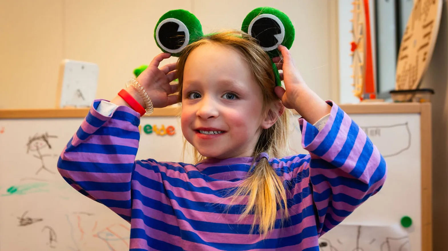 Kind verkleed zich als kikker bij BSO Kikkersloot van Kind&co ludens