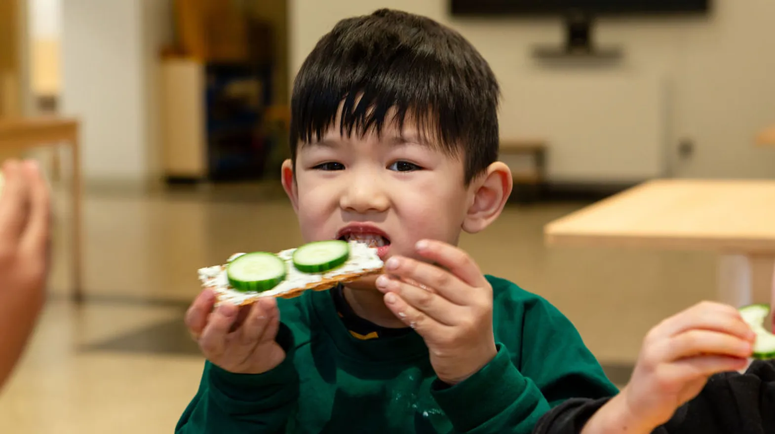 Kind eet cracker bij BSO Kikkersloot van Kind&co ludens