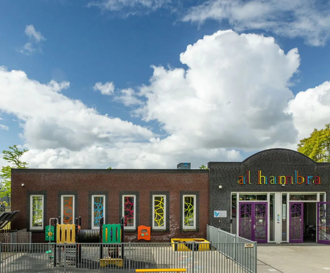 Het speelplein en de ingang van peuteropvang El Warda bij kinderopvang Kind&co Ludens