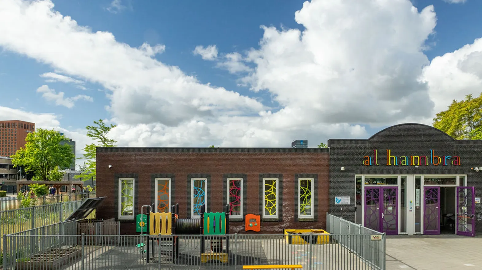 Het speelplein en de ingang van peuteropvang El Warda bij kinderopvang Kind&co Ludens