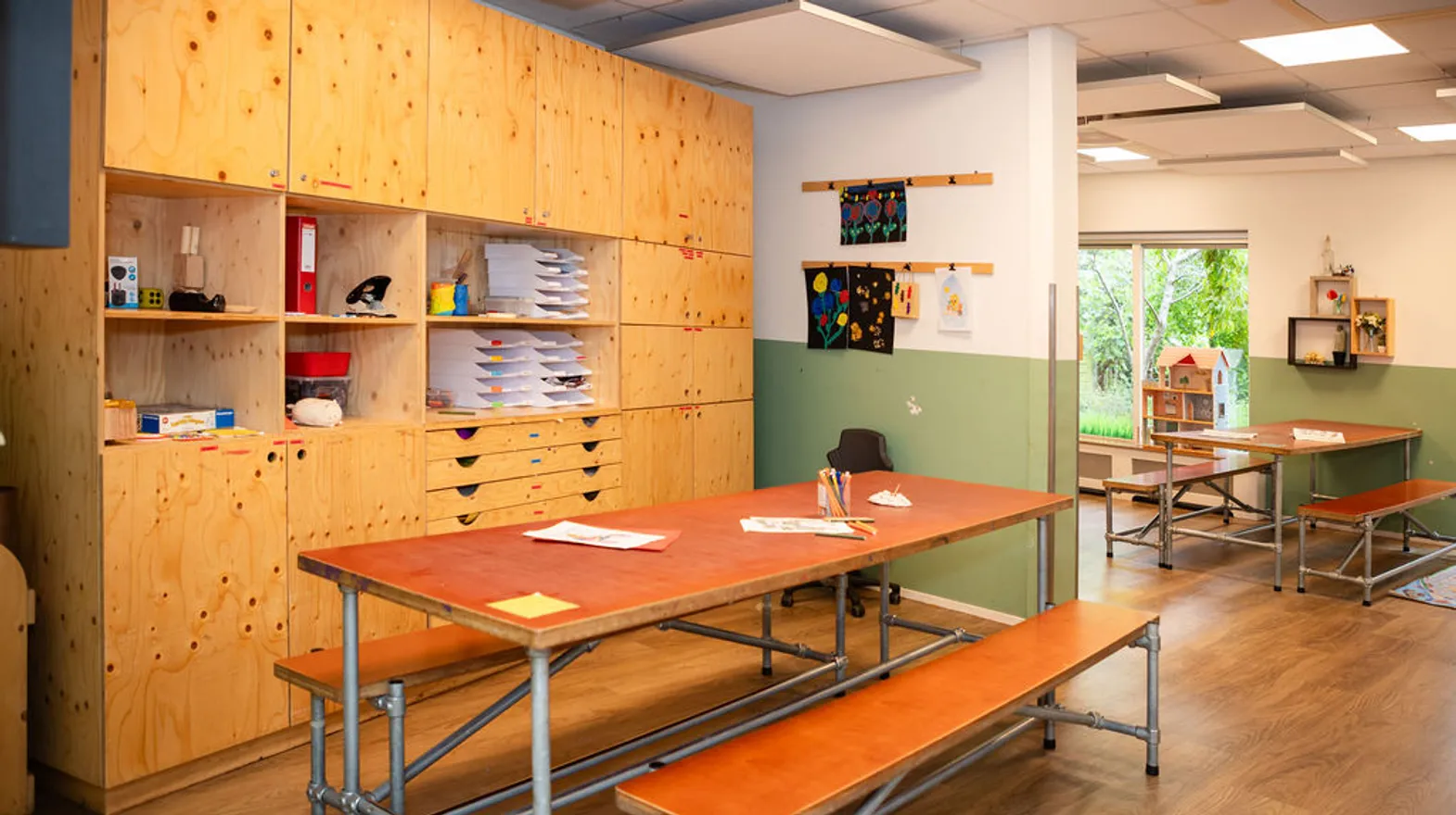 Verschillende speelhoeken in de groepsruimte van buitenschoolse opvang de Boog, kinderopvang Kind&co Ludens