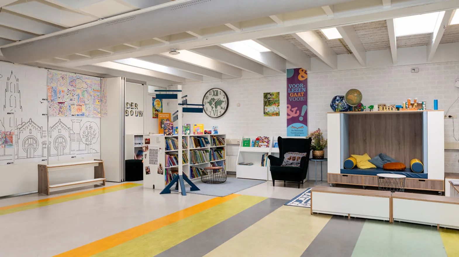 De groepsruimte met leeshoek van buitenschoolse opvang Wereldwijzer, Kind&co ludens