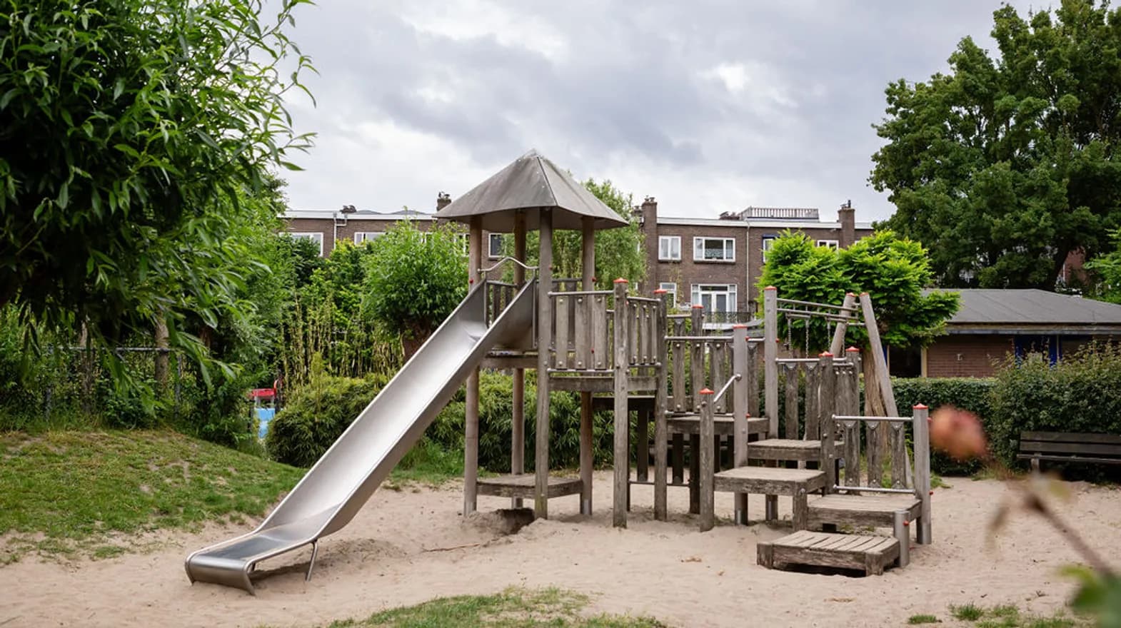 Het klimtoestel in de tuin van buitenschoolse opvang de Boog, kinderopvang Kind&co Ludens