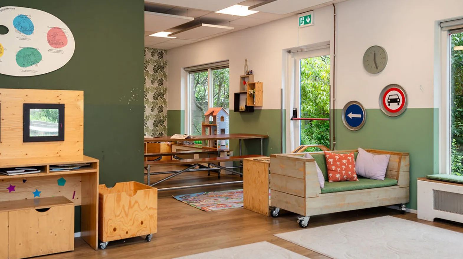 Verschillende speelhoeken in de groepsruimte van buitenschoolse opvang de Boog, kinderopvang Kind&co Ludens