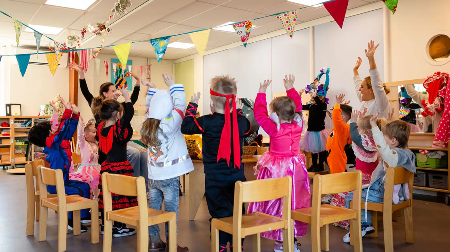 Kinderen vieren feest in de kring bij peutergroep Piraatjes, Kind en co ludens