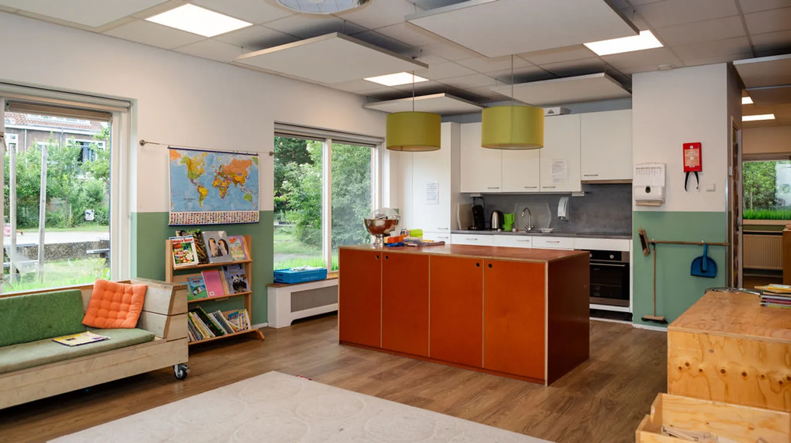 De keuken en leeshoek van buitenschoolse opvang de Boog, kinderopvang Kind&co Ludens