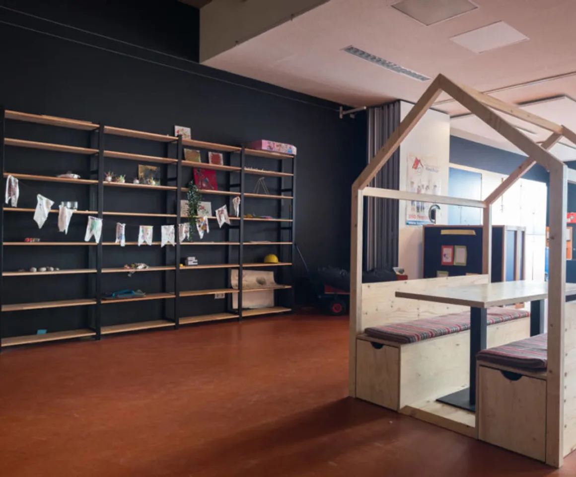 Speelruimte met speelhuisje bij BSO Feestkasteel De Meern van kinderopvang Kind&co ludens