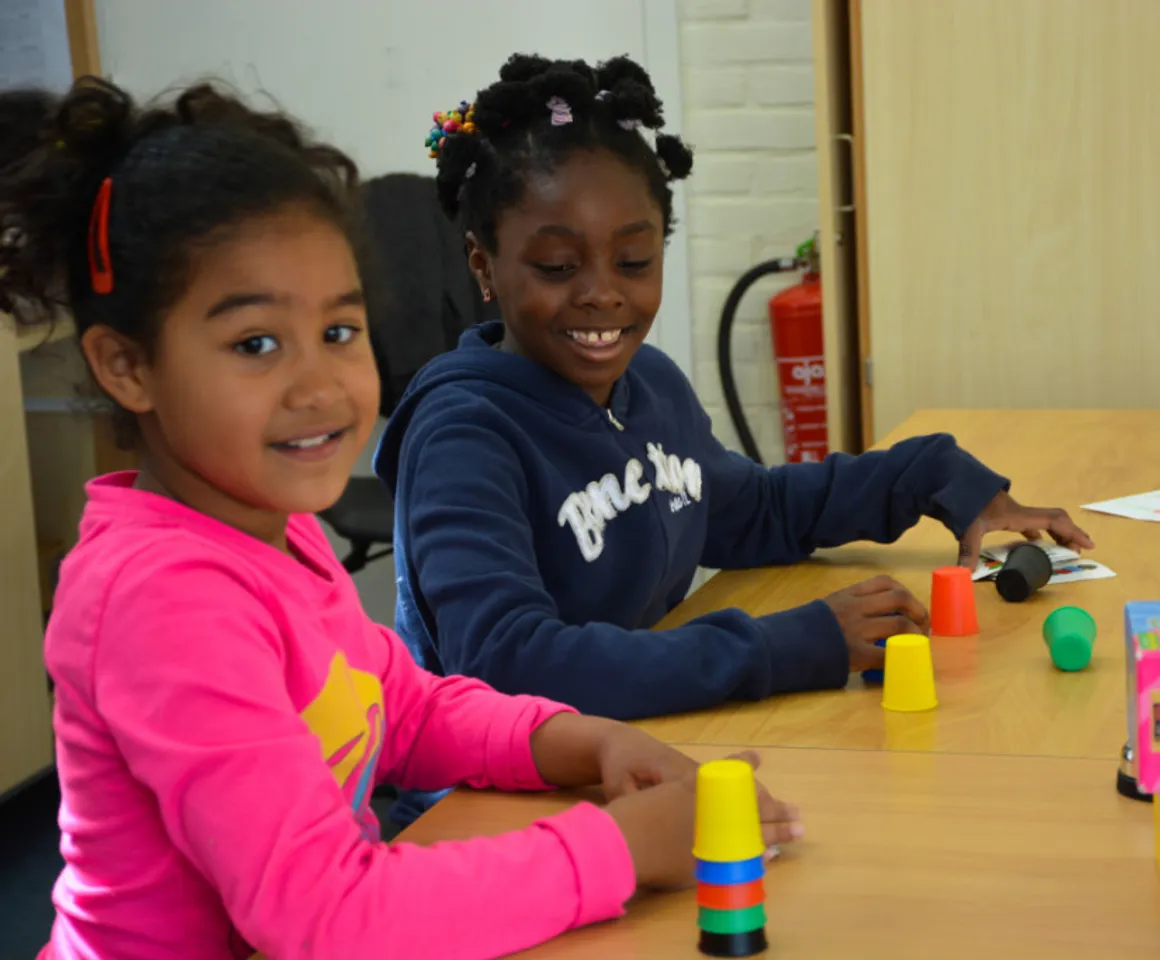 Kinderen spelen een spel bij buitenschoolse opvang de kameleon van kinderopvang Kind&co Ludens