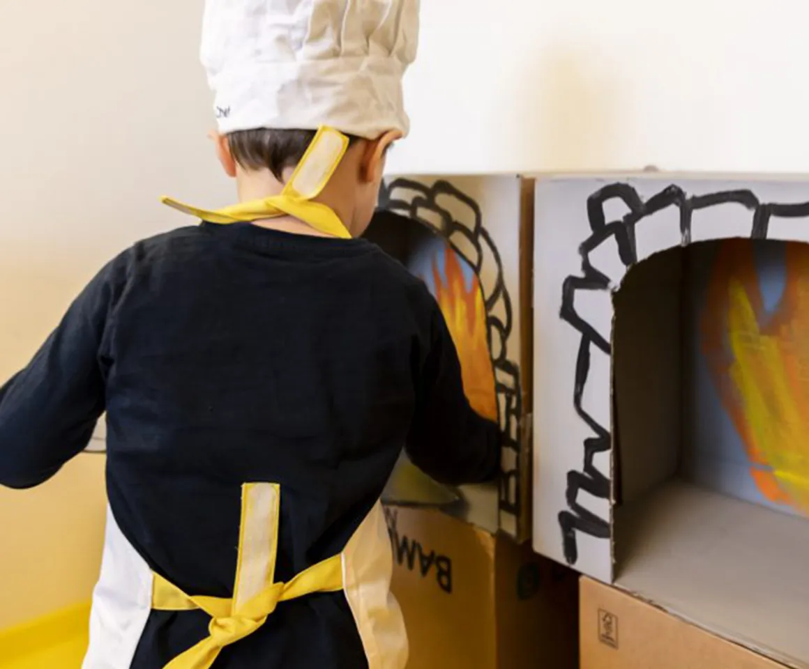 Kind speelt bakkertje bij Peuteropvang de Bilt Steenuiltjes van kinderopvang Kind&co ludens