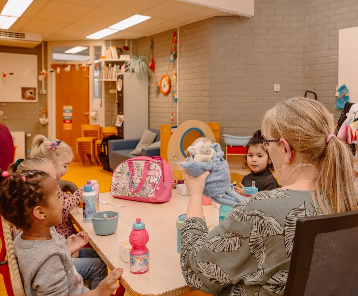 Kinderen zitten samen aan tafel in de groepsruimte bij PO Utrecht Zuilen van kinderopvang Kind&co ludens