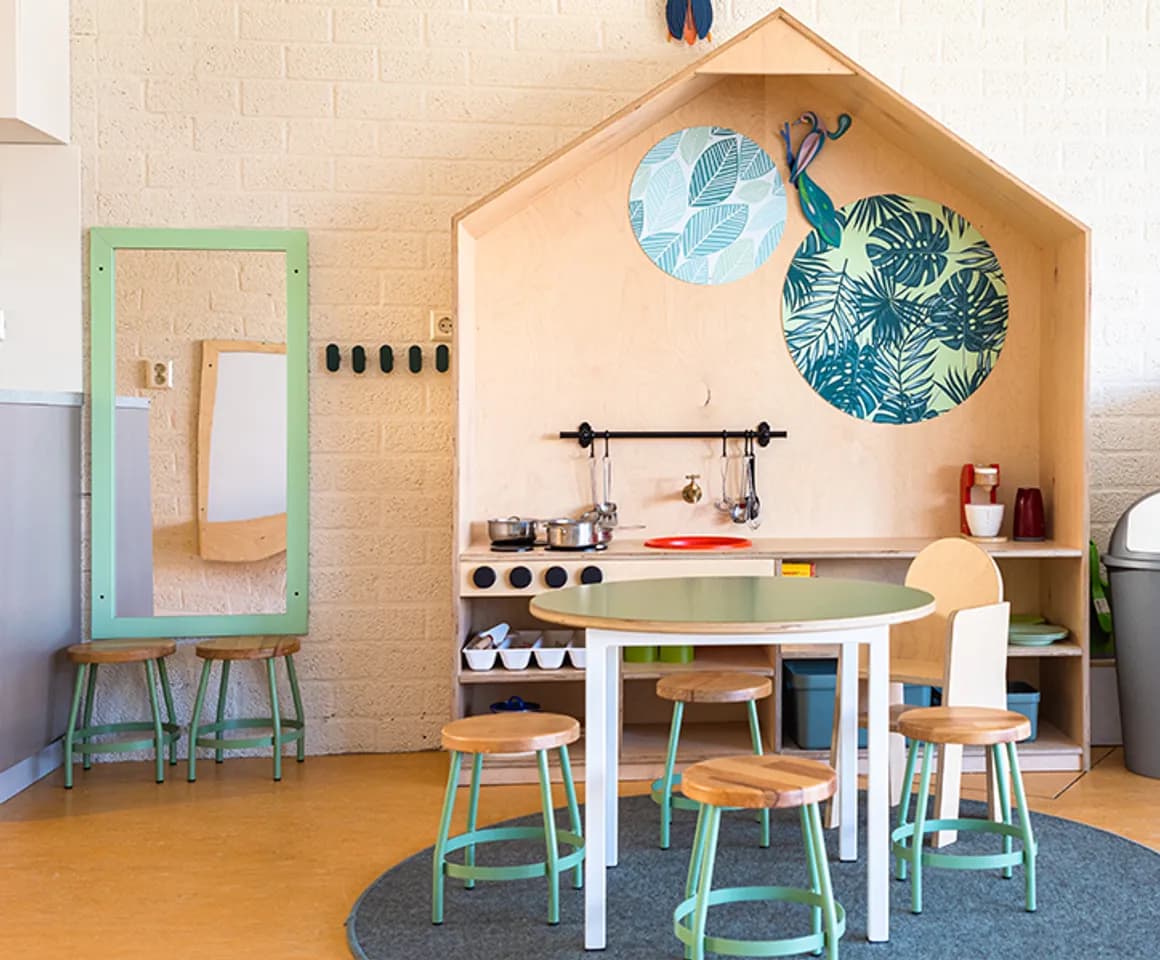 Speelkeuken met zitje bij Peuteropvang Waddinxveen KAS van kinderopvang Kind&co ludens