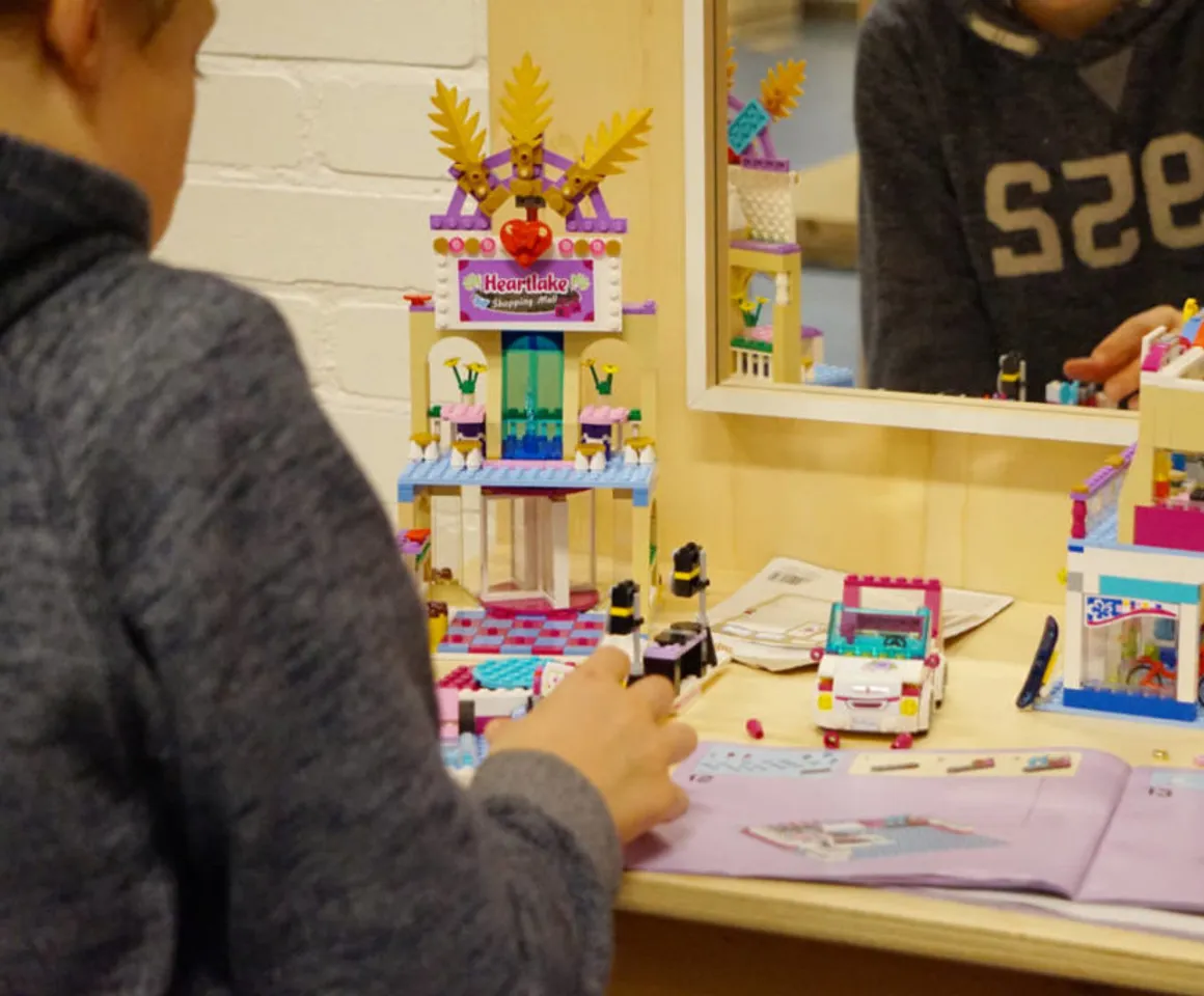 Kind speelt met lego bij buitenschoolse opvang de Cirkel, kinderopvang Kind&co Ludens