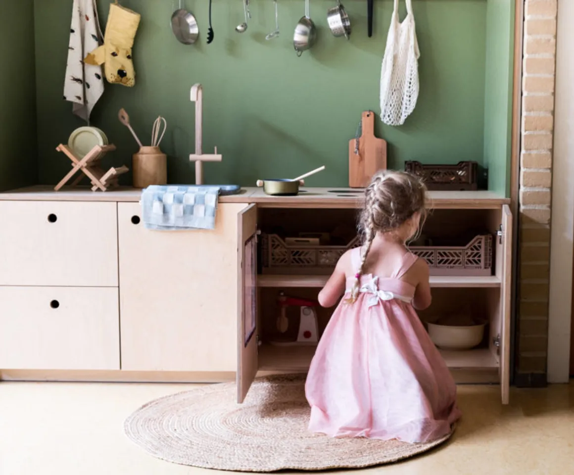 Kind speelt met keukentje bij BSO Vleuten Willibrord van kinderopvang Kind&co ludens