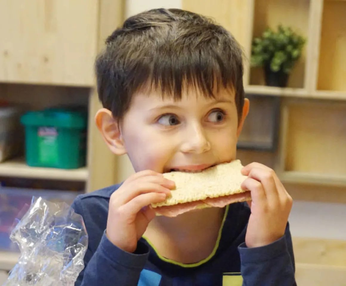 Kind eet een cracker van buitenschoolse opvang Carillon, kinderopvang Kind&co Ludens