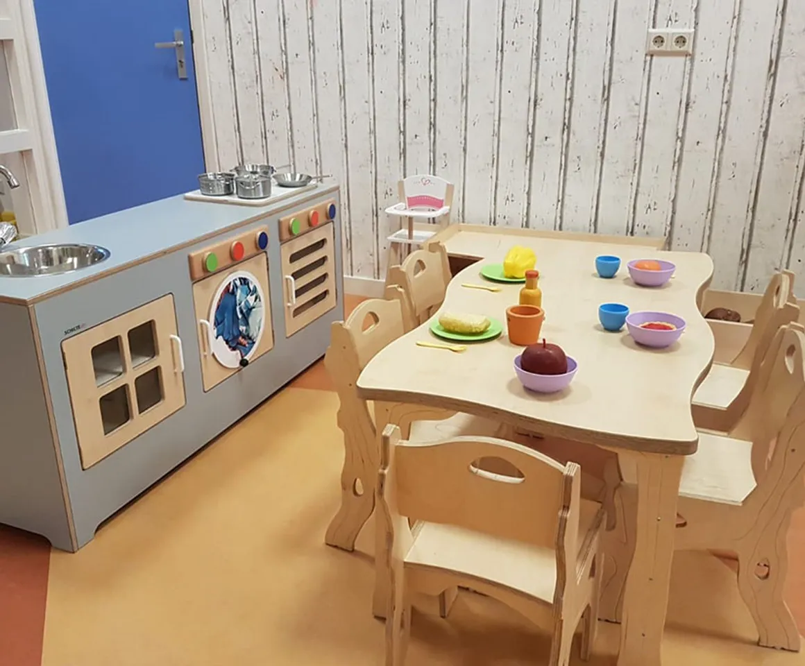 Speelkeukentje met zitje bij kinderdagverblijf Woerden Haventje van kinderopvang Kind&co ludens