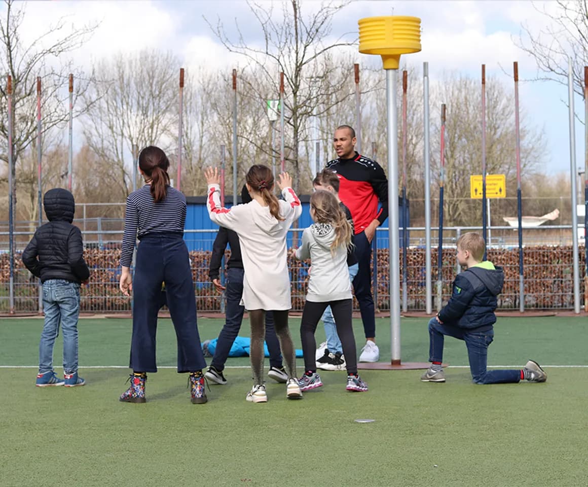 Kinderen spelen korfbal buitenschoolse opvang Victoria, kinderopvang Kind&co Ludens