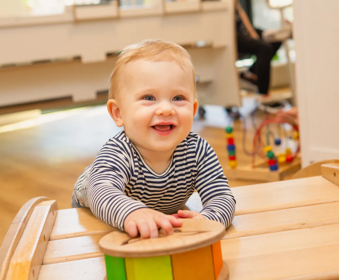 Kind klimt op speeltoestel bij kinderopvang Kind&co ludens
