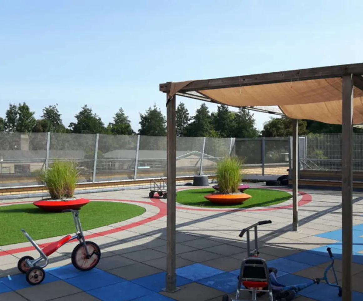 Buitenruimte van BSO Knots Breukelen bij kinderopvang Kind&co ludens